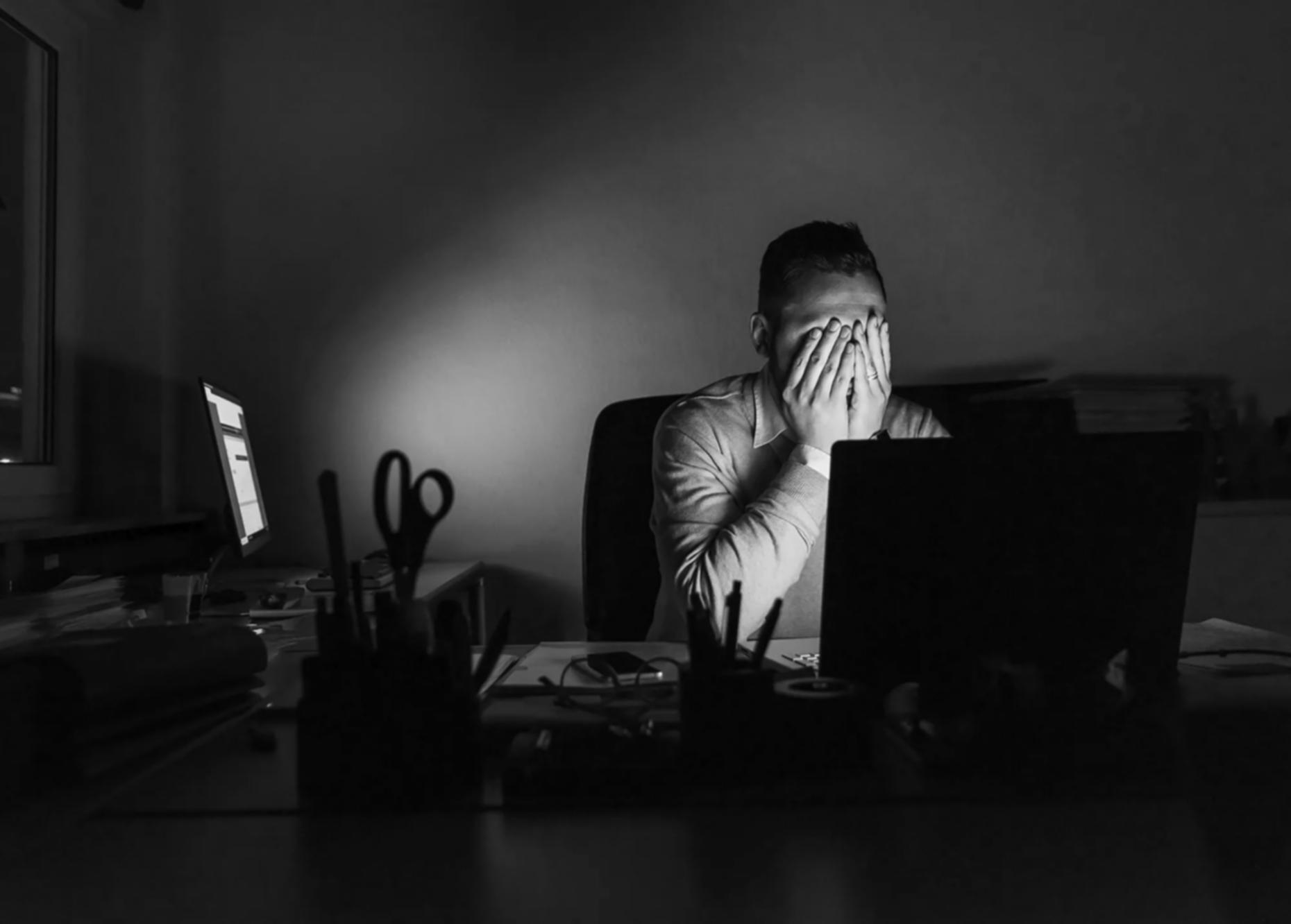 Interaktive SEO-Schreibsitzung mit Teilnehmern und Trainer – Gruppenarbeit am Schreibtisch